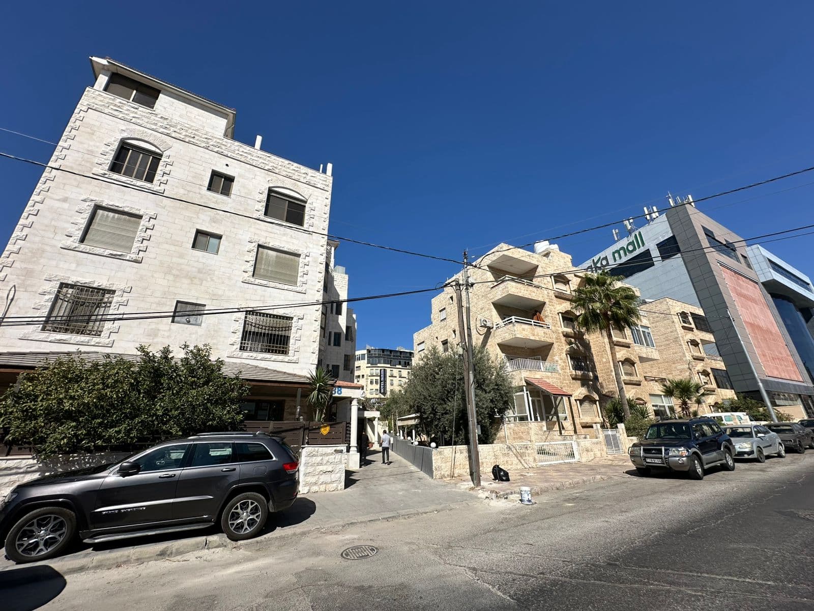 عمارة الصويفية من الشارع مع البركة مول في الخلفية