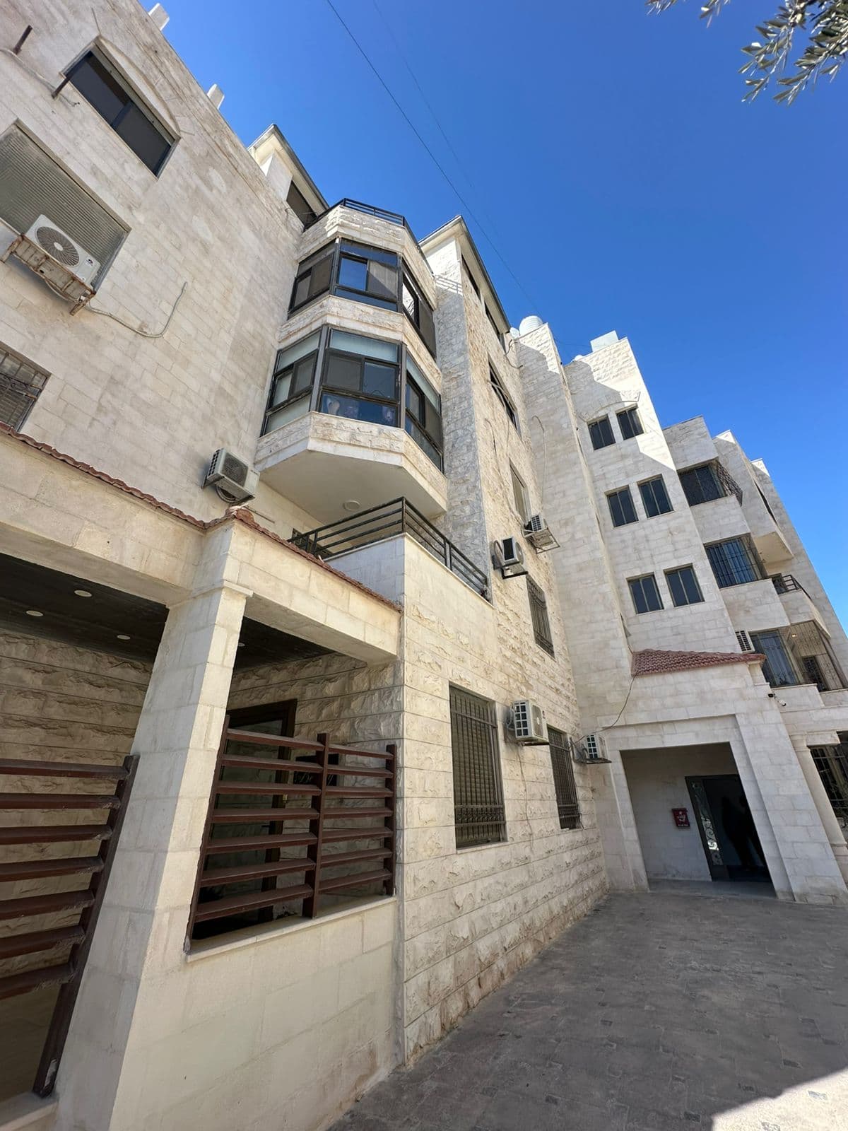 واجهة حجرية بنوافذ بارزة تحت سماء صافية